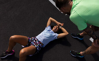 ¿Por qué siento las piernas pesadas y cansadas cuando corro?