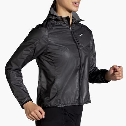 Brooks All Altitude Jacket für Damen – Ansicht aus einem Winkel bei Bewegung (Laufband)