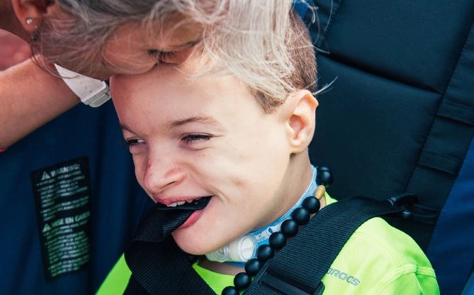 Athlète-coureur, Benton, souriant avec sa mère