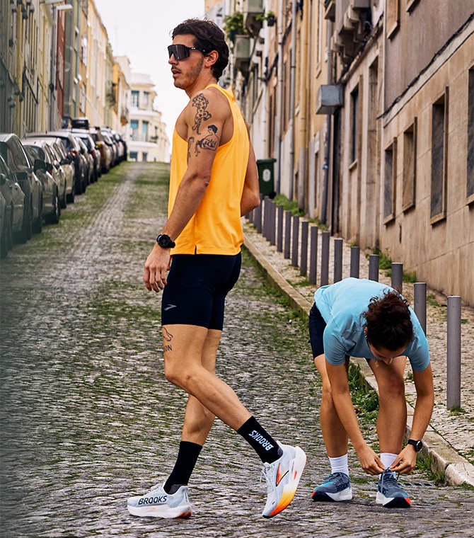 Campo lungo di una donna e di un uomo che indossano le nuove scarpe da corsa Hyperion Max 2