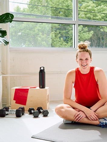 Frauen sitzen auf einer Trainingsmatte