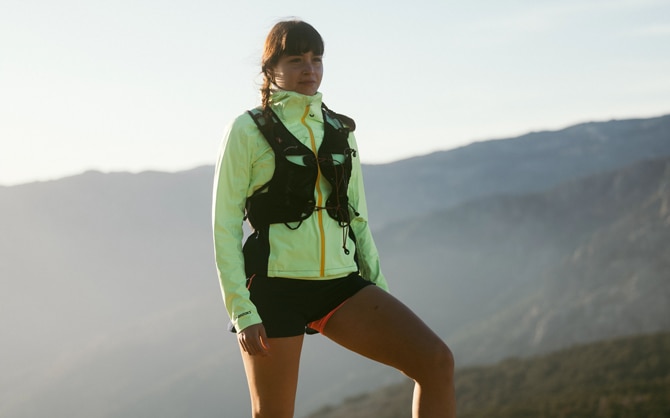 Une traileuse posant avec l’équipement de la collection High Point pour le trail de Brooks