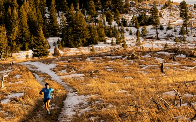 Un coureur solo sur un sentier