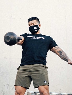 Un homme qui fait un swing de kettlebell