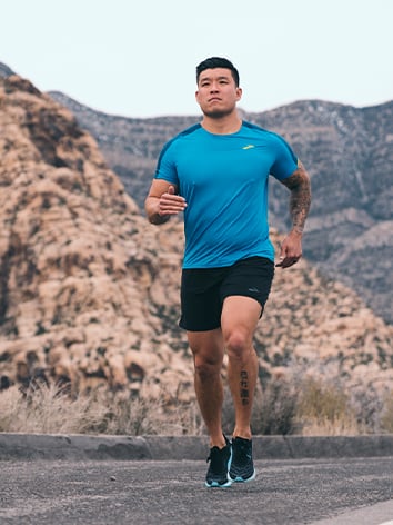 Un homme qui court dans un canyon