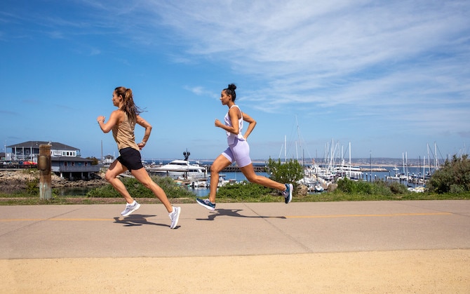 Zwei Läufer*innen bei einem Lauf draußen im Sommer