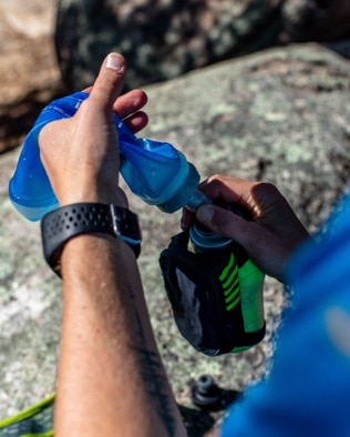 Le coureur jette l’eau d’un sac à dos