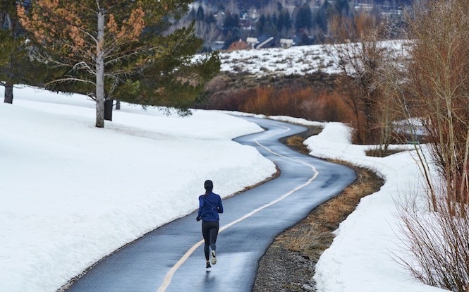 Runner vestito con abbigliamento per la bella stagione