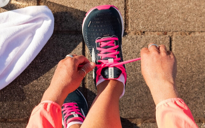 Tying Pink laces on a Ghost 13