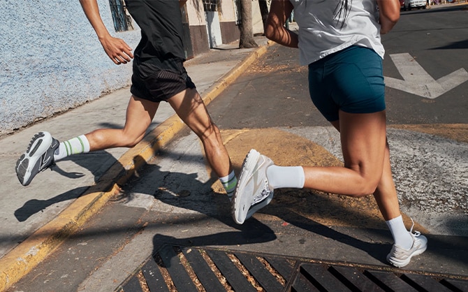 Deux runners dans un paysage urbain portant des Ghost 15 et des Glycerin 21