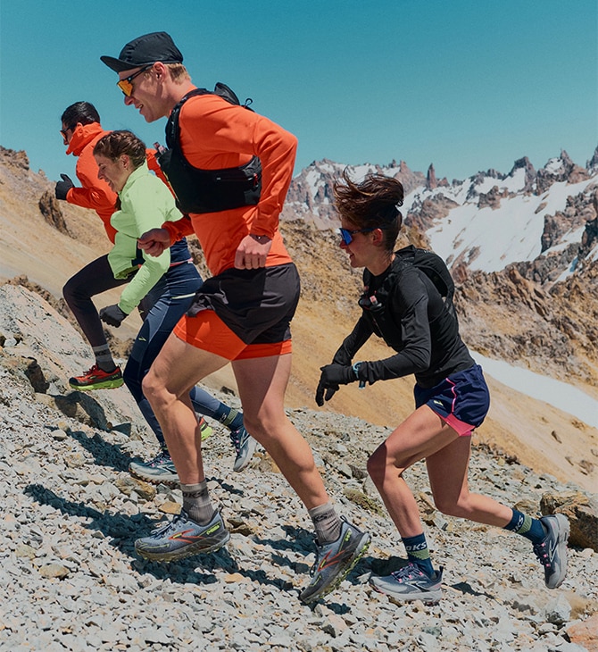 Campo medio di un gruppo di trail runner che indossano la nuova attrezzatura da trail running Brooks