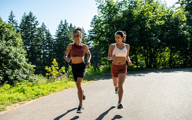 Deux femmes courant sur un chemin