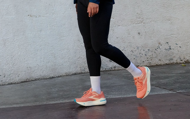 Immagine di una donna che cammina indossando un paio di Ghost Max color corallo