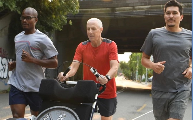 Peter en train de courir avec ses partenaires d’entraînement