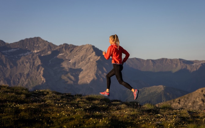 Un coureur court le long d’une crête de montagne lors d’une course sur sentiers.