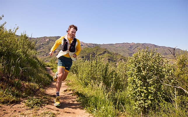 Deux runners sur un chemin de terre