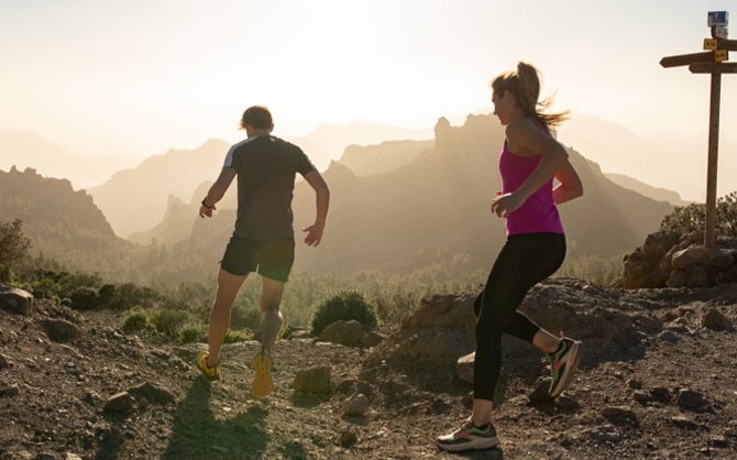 2 coureurs sur un sentier en montagne