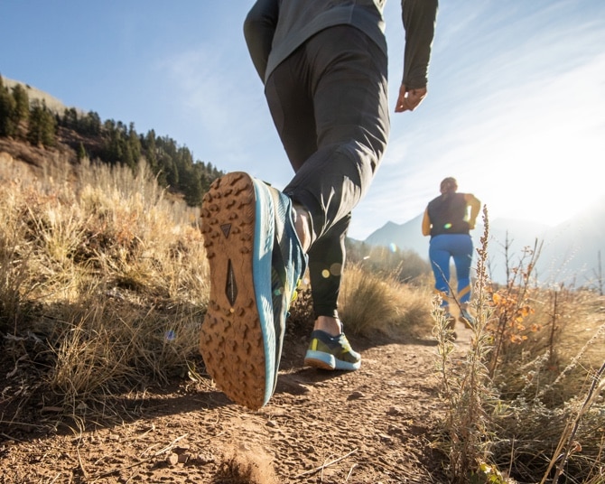 deux coureurs marchant sur un sentier dans les montagnes