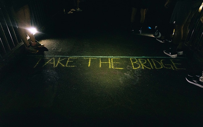 Les phares du coureur illuminent la ligne d’arrivée de la course de 10 km « Take the Bridge ». 