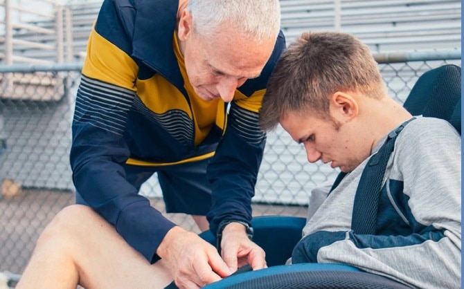 Peter se prépare avec Brandon pour une course