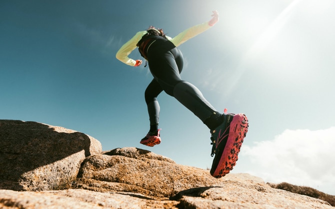 Ein Trail Runner läuft einen Berg hinauf