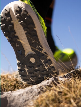 Nahaufnahme der Laufsohle eines Trailschuhs