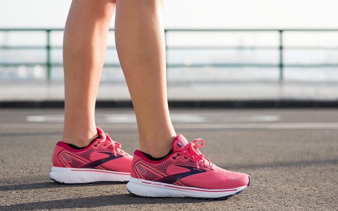 imagen de unas piernas de mujer sin dolor de espinillas al correr