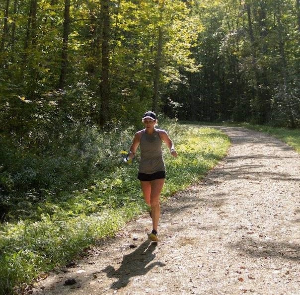 Amanda Loudin, che corre in una foresta