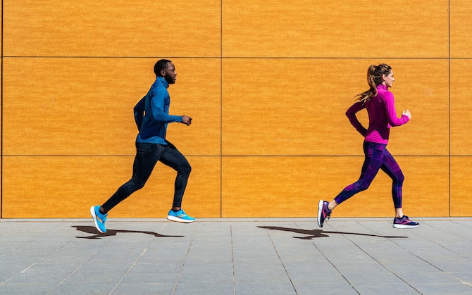 Deux coureurs avec un mur jaune vif derrière eux