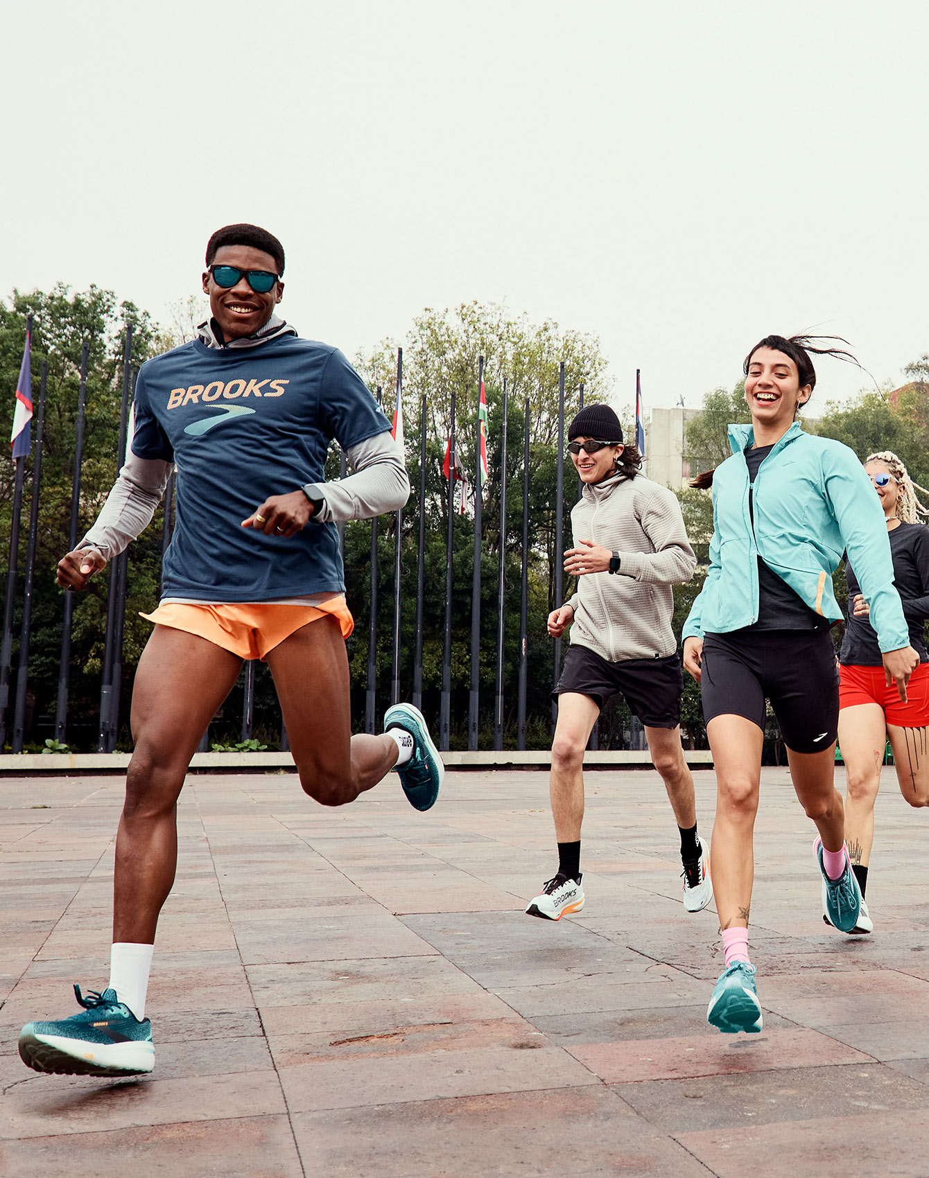 Plan allongé d’un groupe de runners portant la collection Ghost de Brooks