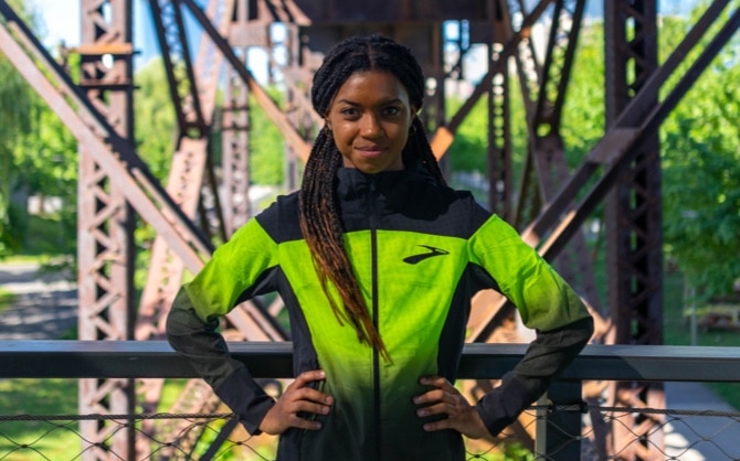 Nia Akins portant une veste Brooks Beasts