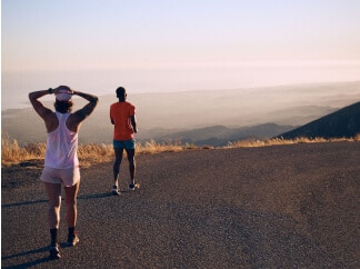 Deux runners regardant vers l’horizon