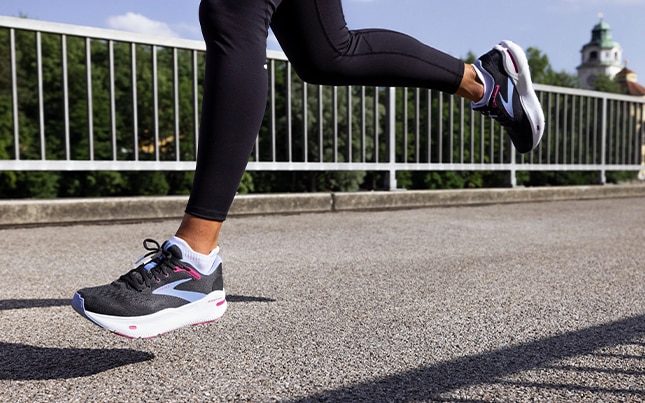 Correre con attenzione: guida alla scelta delle scarpe migliori per una corsa senza problemi 