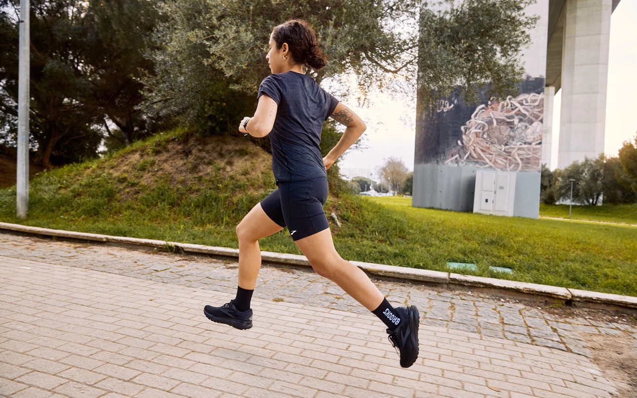 Ragazza che corre nel parco