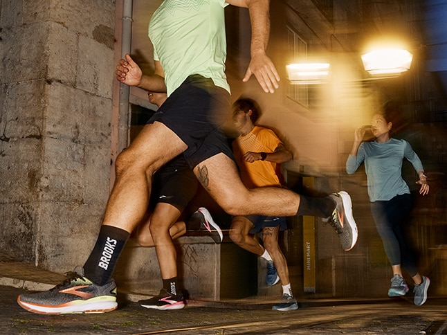 Inquadratura a media distanza di un gruppo di runner in una strada spagnola