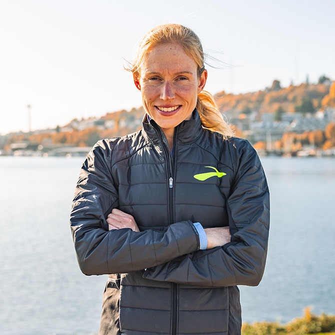 Susanna Sullivan souriant près d’un lac