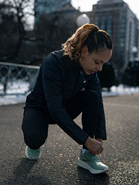 Erika Kemp attachant une chaussure