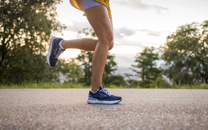 Zapatillas para correr grises y rosas