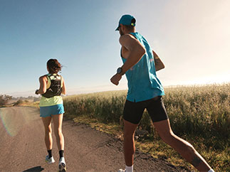 Deux coureurs sur une route