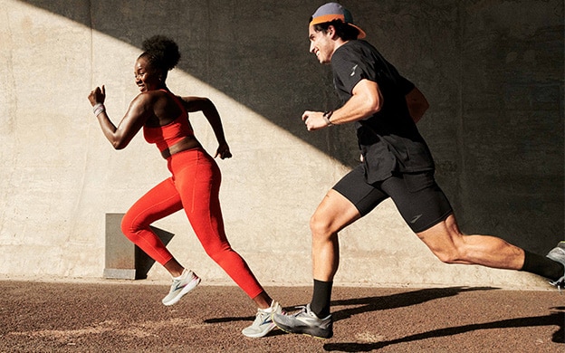 Deux coureurs en milieu de foulée