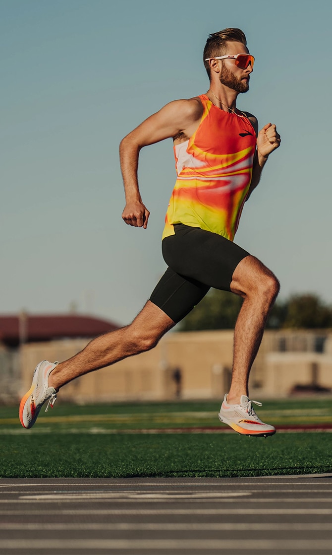 Un athlète courant sur une piste de running.