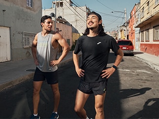 Plan moyen d’un homme portant un t-shirt orange à manche longue Brooks Running