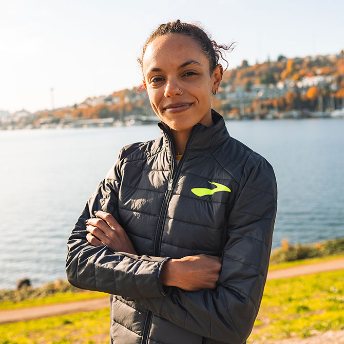 Erika souriant près d’un lac