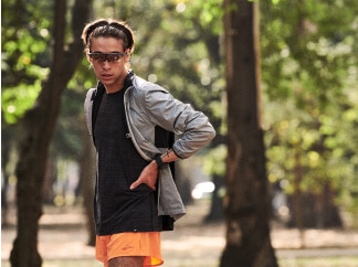 Runner che indossa abbigliamento da corsa Brooks