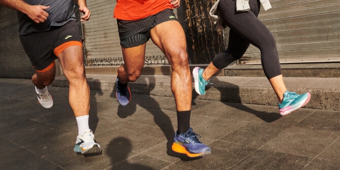 Primer plano de los pies de runners a la par