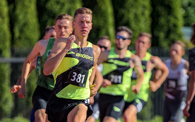 Brannon Kidder at the front in a race, sprinting to finish. 