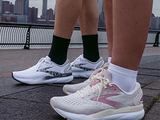 Halbnahaufnahme von zwei Frauen in in Laufschuhen von Brooks Running