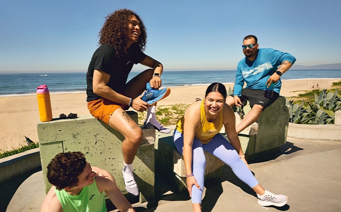 Coureurs près d’une plage