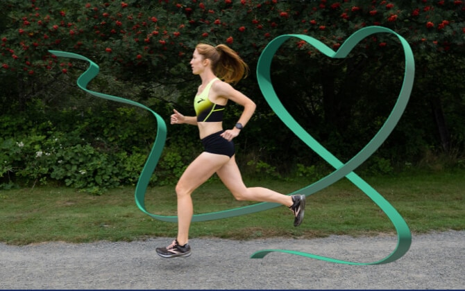 Un coureur à l’extérieur avec un ruban vert