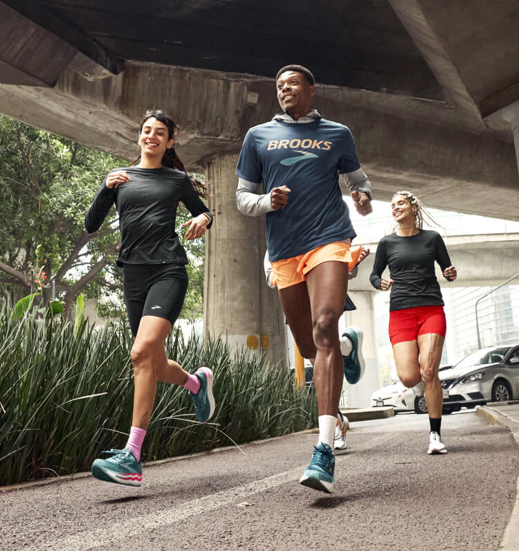 Tres runners con equipación de Brooks